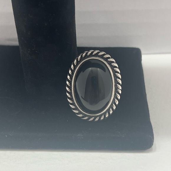 Black Onyx Oval Ring —Estate Find — Beautiful Design— with twisted silver border - Picture 11 of 11